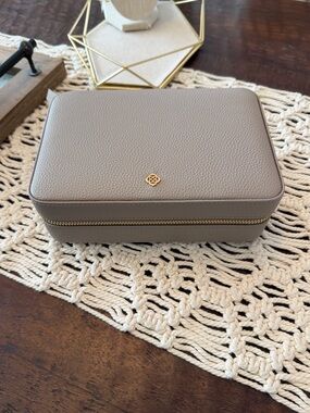 Kendra Scott Medium Jewelry Case in Taupe - New with Tags